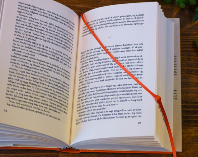 Foto av läsbandet i en inbunden bok