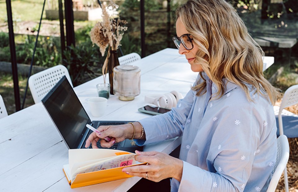 En författare beräknar försäljningspriset på sin bok